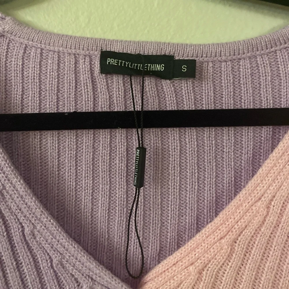 ✨BRAND NEW✨ PrettyLittleThing Split Two-Tone Button Up Cropped V-Neck Sweater - Picture 3 of 4